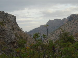 Torcal desde el cauce del río Albanchez