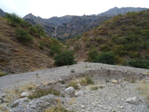 Depósitos aluviales recientes. Los cambios en los patrones de precipitación modifican intensamente el paisaje de fuertes pendientes. 