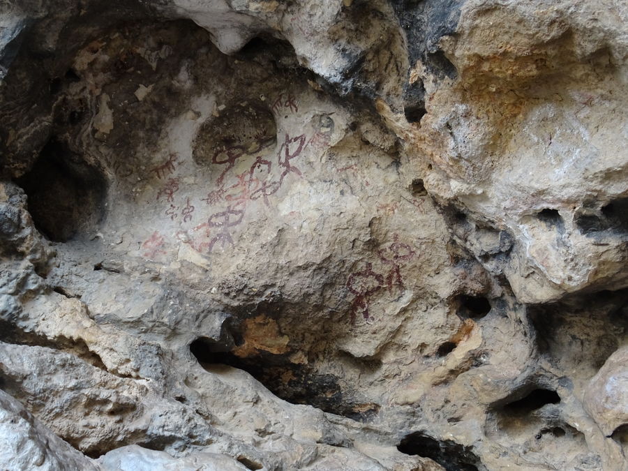 Cueva de la graja. Figuras antropomorfas en panel restuarado