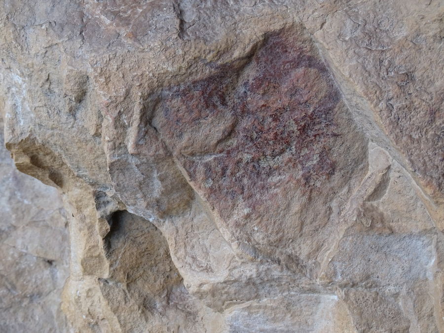 Antropomorfos en panel derecho de la cueva de la graja