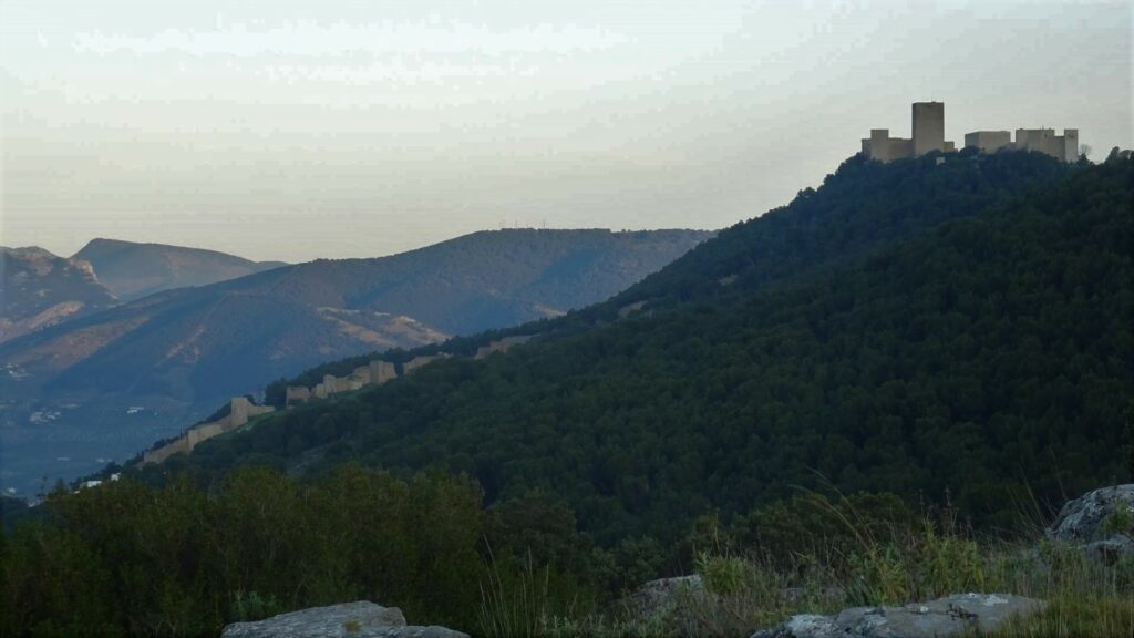 a Jaén a tu Paraíso. Castillo de Santa Catalina de Jaén recortado sobre el cinturón verde de Jaén .