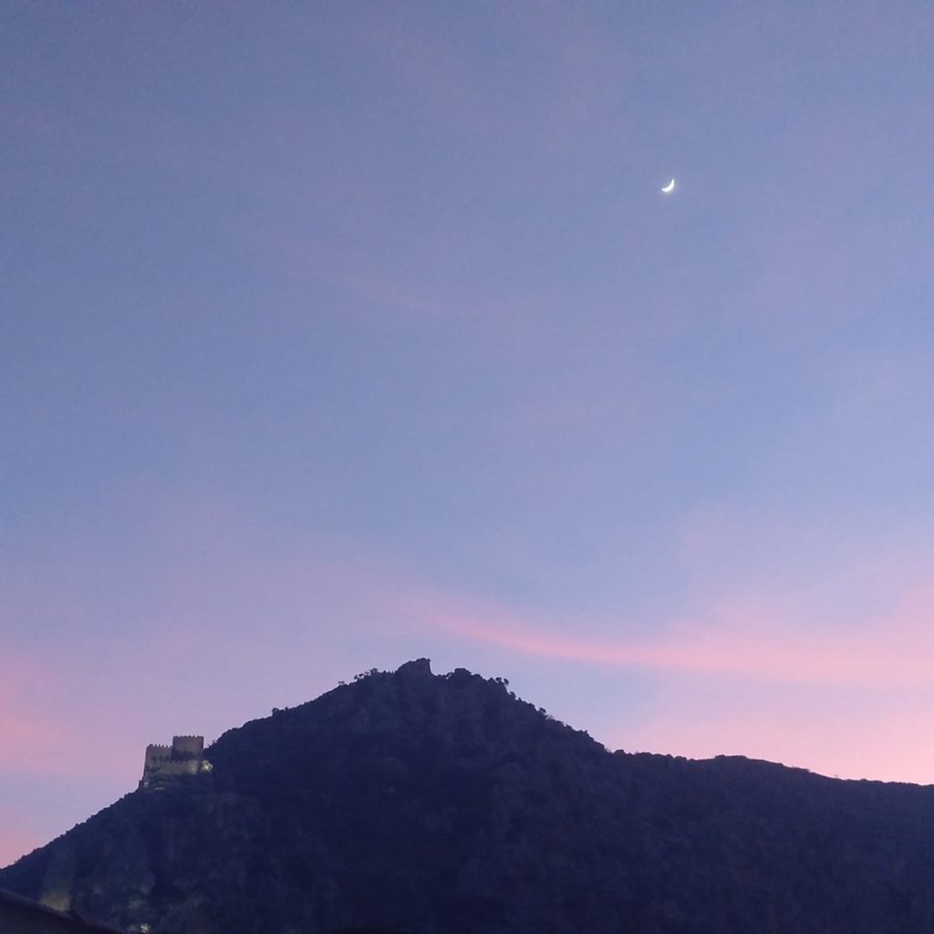 Orto de luna nueva en ocaso de sol. Castillo de Albanchez de Mágina. Marzo de 2019