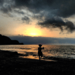 niña y amanecer