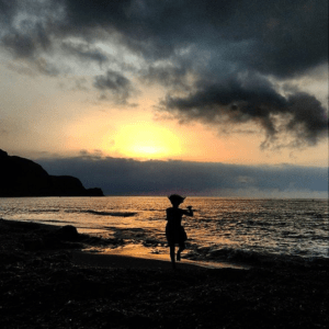 niña y amanecer